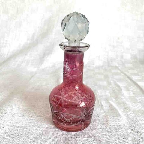 葡萄色ガラスの蓋つき香水瓶 カットガラス 12otcm8